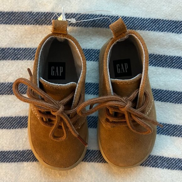 BABY GAP Boy's Toddler Size 5 Tan Suede Chukka Boots - Picture 2 of 13